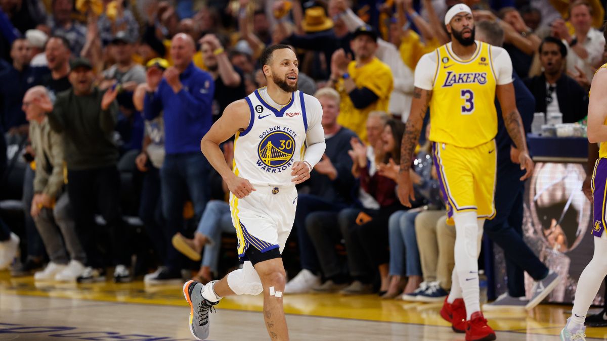 Curry celebra la victoria en el quinto partido frente los Lakers