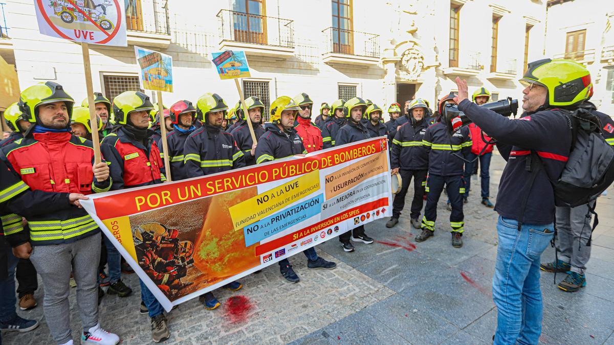 La protesta de los bomberos contra la creación de la UVE durante el pleno del Consell celebrado la semana pasada en Orihuela.