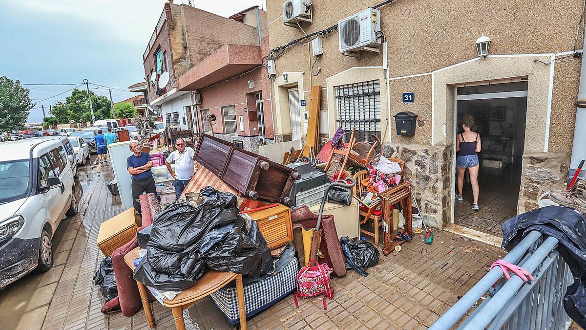 Enseres y electrodomésticos destrozados al anegarse las viviendas en la pedanía oriolana de Molins en septiembre de 2019.