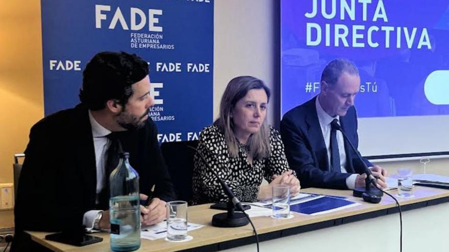 Por la izquierda, Pablo García, vicepresidente de FADE; María Calvo, presidenta de la patronal asturiana, y Alberto González, director general.