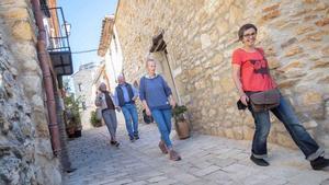 María Isabel (antropóloga francesa), Irene (holandesa) y la pareja de norteamericanos Jon y Judy, en las calles de Cervera del Maestre.