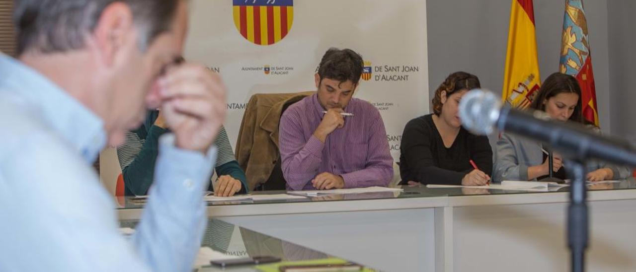 El alcalde, Jaime Albero, al fondo de la imagen durante un pleno municipal.