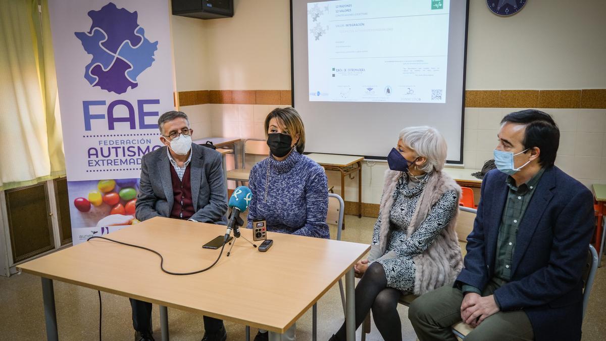 Isabel, en el centro, junto a Hernández, López y Gumiel, ayer en la presentación del vídeo en Apnaba.