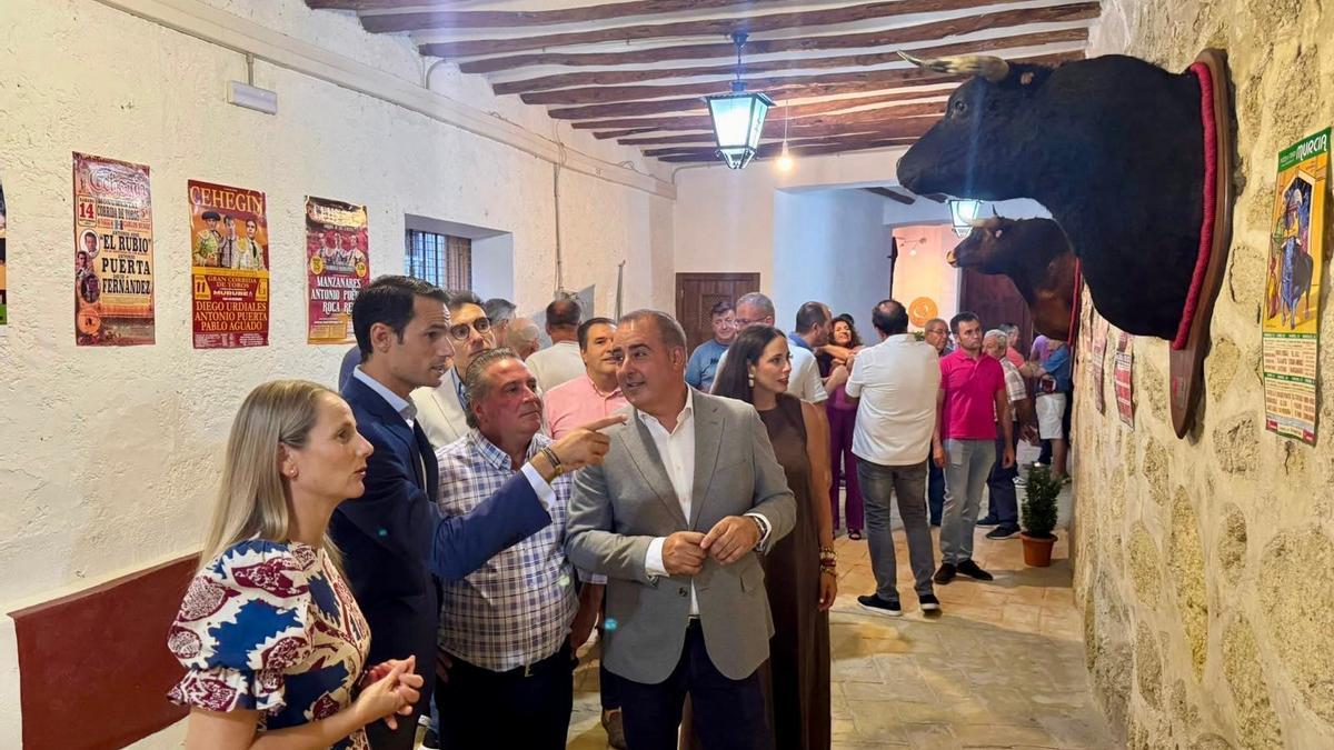 El director general de Administración Local, Francisco Abril, y la alcaldesa de Cehegín, Alicia del Amor, en una exposición taurina.
