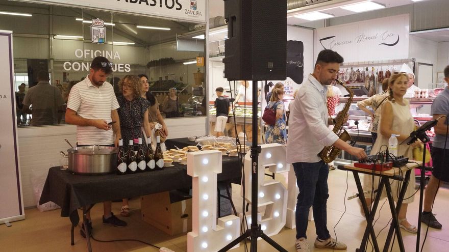 GALERÍA | Gastronomía hispanolusa y música portuguesa animan el Mercado de Abastos
