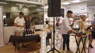 GALERÍA | Gastronomía hispanolusa y música portuguesa animan el Mercado de Abastos