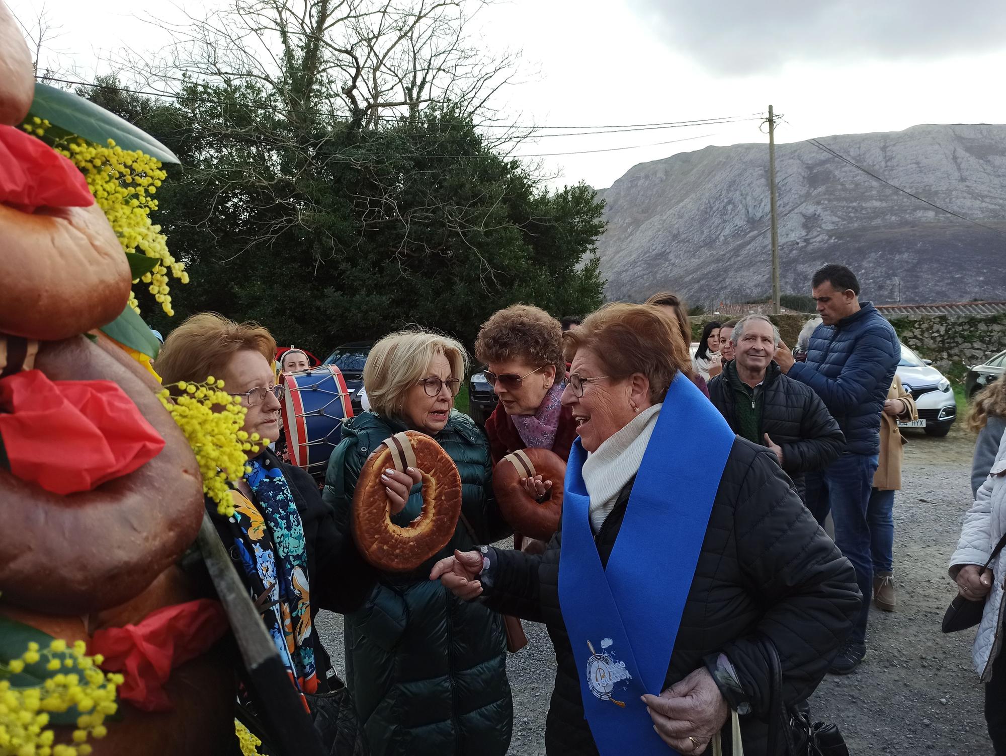 En Posada de Llanes, los panes del ramu vuelan por La Candelaria: "Hay que andar rápido"