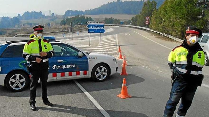 Agent dels Mossos d&#039;Esquadra tallant el trànsit a Igualada