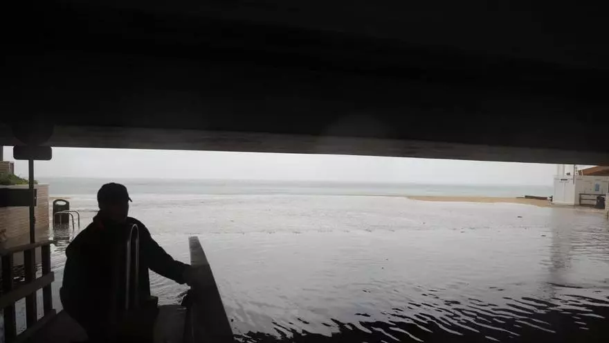 Así ha desaparecido en pocos minutos la playa de la Albufereta de Alicante en pleno episodio de lluvias intensas