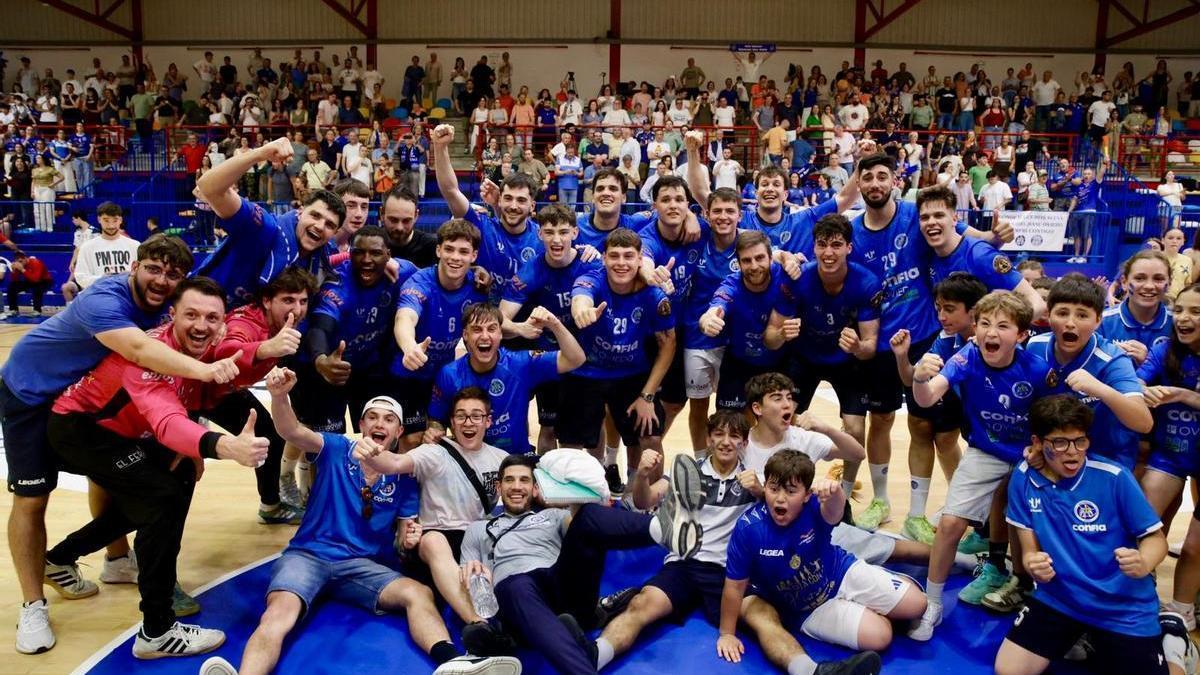 La plantilla del Confía Base Oviedo celebra la permanencia con sus aficionados en Vallobín.