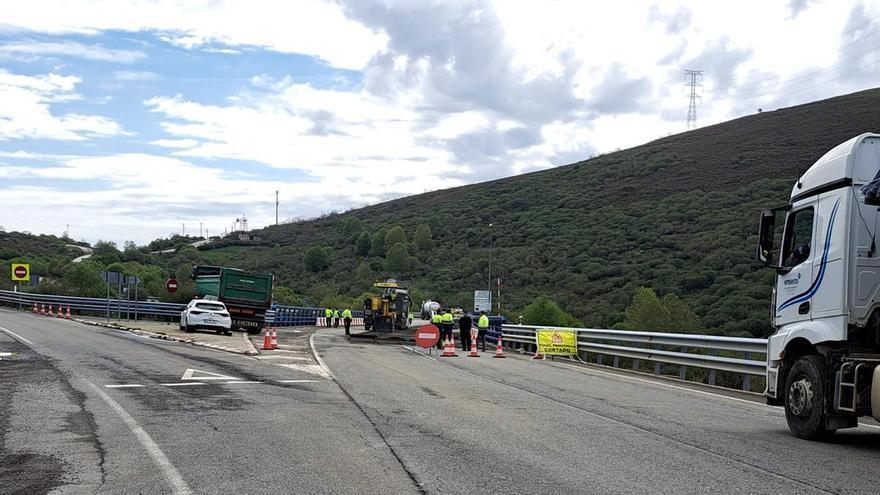 Quejas por los cortes en las carreteras del valle de Lubián para entrar en la autovía