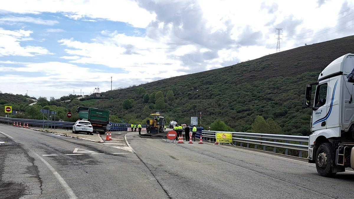 Imágenes del corte en la vía que ha provocado el conflicto en Sanabria