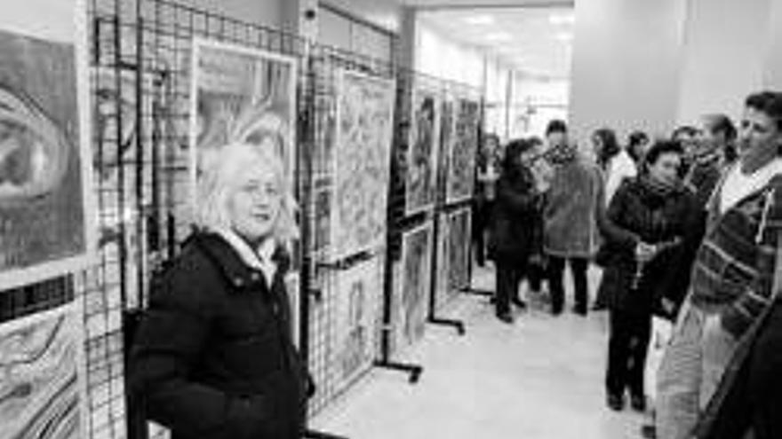 Exposición de acrílicos en la Biblioteca Pública