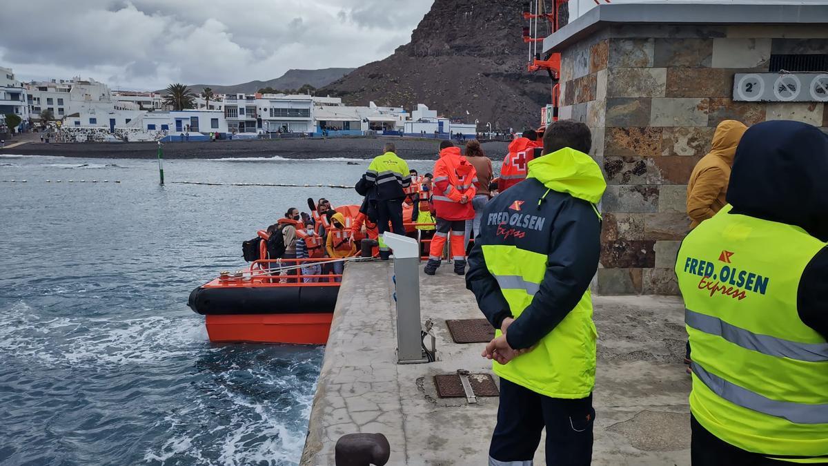 Desembarcan a los pasajeros del 'Bentago Express'