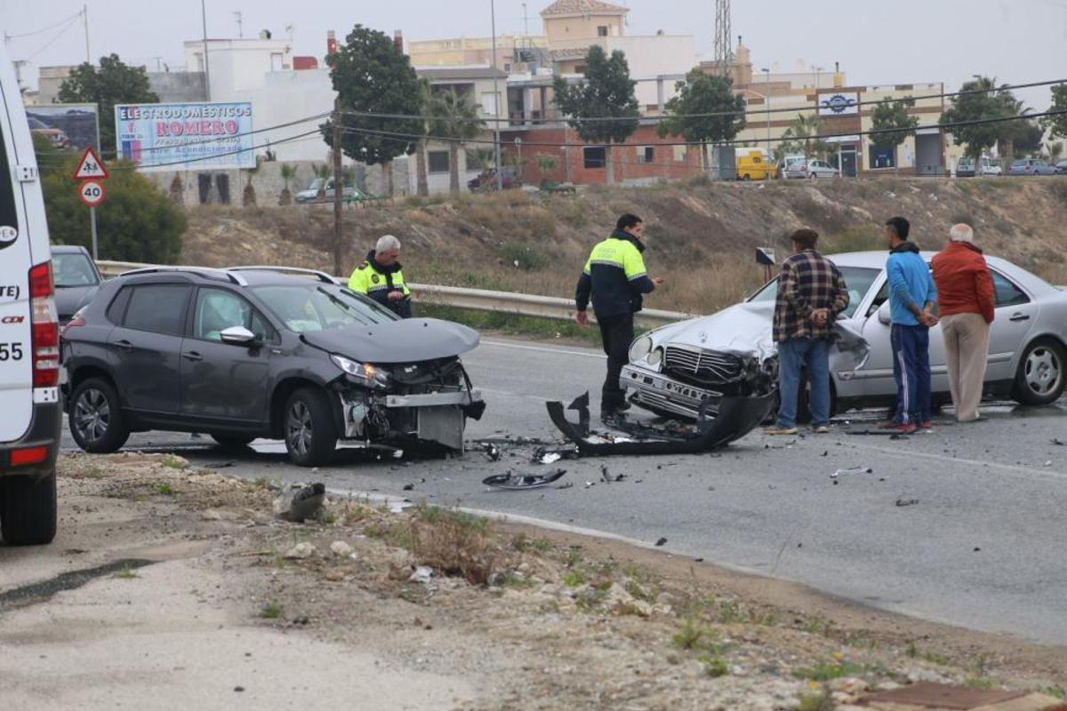 Los bomberos han rescatado a un conductor herido y atrapado en su coche tras un accidente con tres vehículos implicados en San Miguel de Salinas