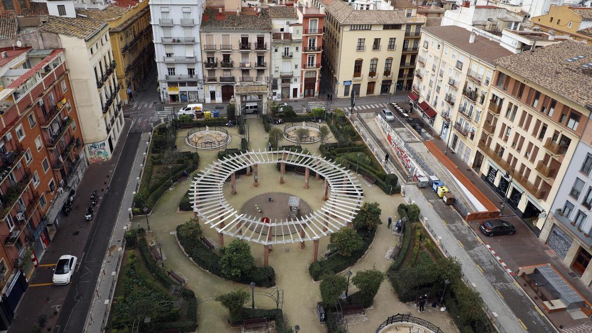Plaza Juan de Vilarrasa, con las salidas del parking a la derecha.
