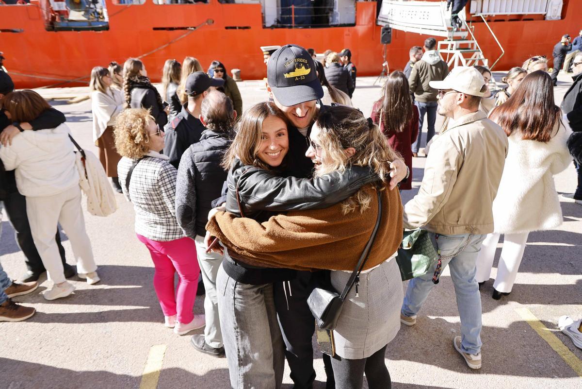 Abrazos y amor puro antes de la salida del Hespérides, que zarpa hacia la Antártida para 164 días de investigación científica.