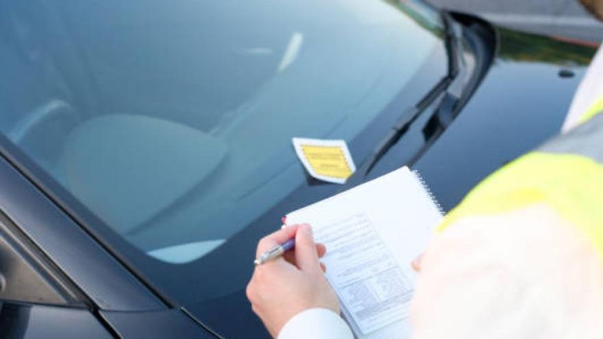 Presta atención a dónde aparcas: estos son los nuevos lugares prohibidos y sancionados por la DGT