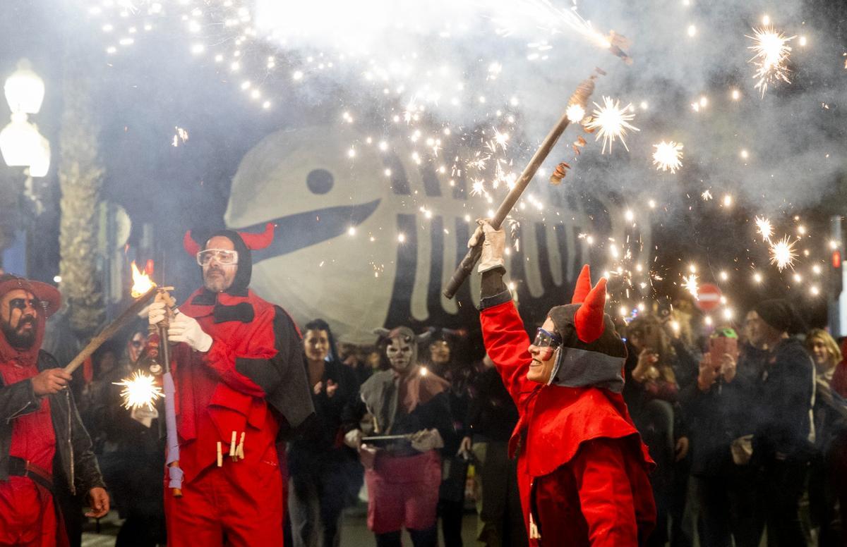 El Entierro de la Sardina pone el broche final al Carnaval de Alicante El Entierro de la Sardina pone el broche final al Carnaval de Alicante