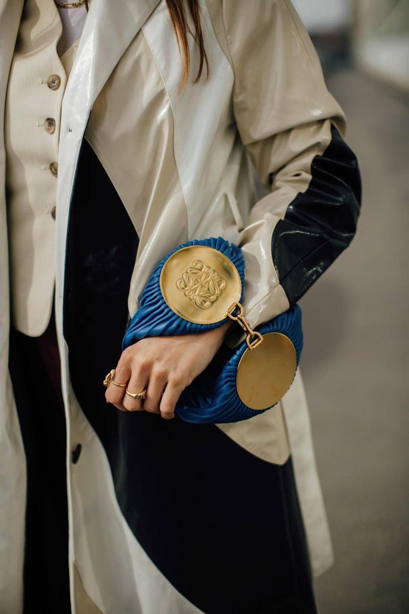 El bolso 'pouch' viral de Loewe, visto en el 'street style' de Milán