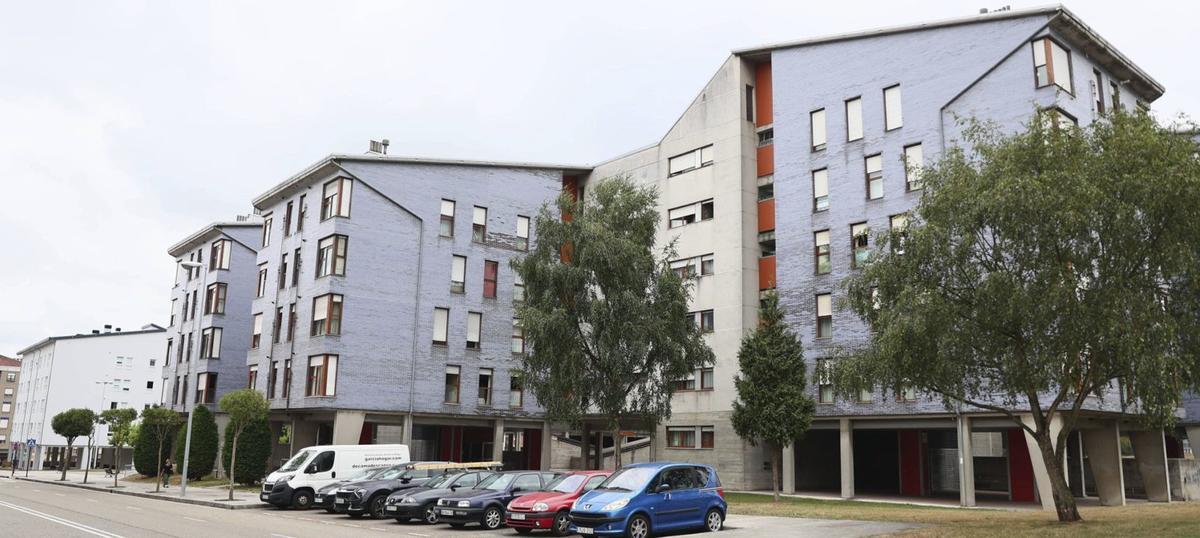Vipasa promete reparar los pisos de La Corredoria tras las quejas vecinales: "Están que se caen y no nos hacen caso"