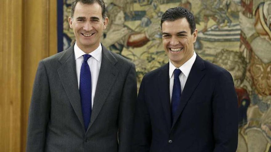 Pedro Sánchez y Felipe VI, el viernes, en el Palacio de la Zarzuela. // Efe