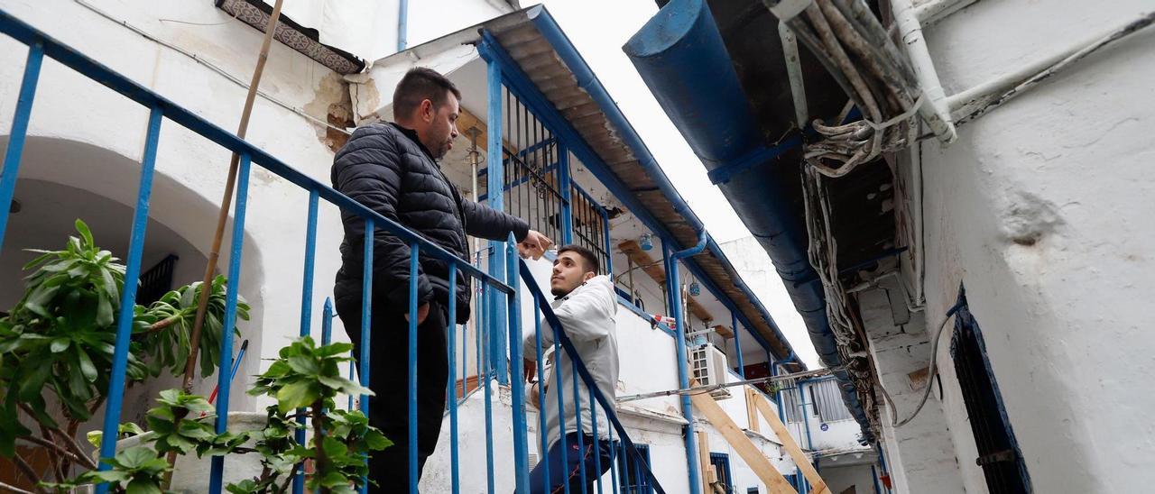 Dos de los vecinos desalojados, frente a los puntales instalados por los bomberos.