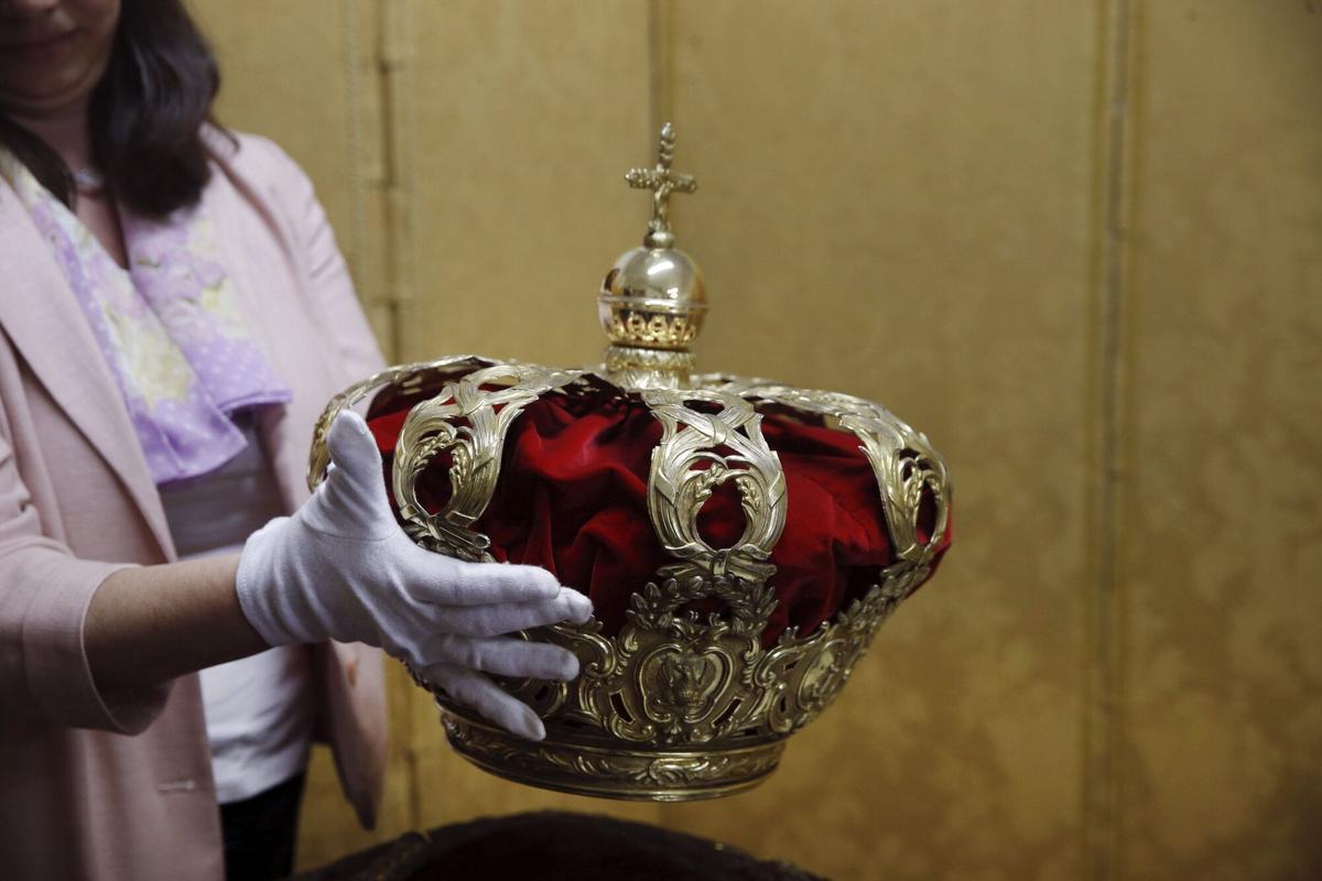 Una trabajadora de Patrimonio Nacional guarda la Corona y el cetro reales, símbolos de la monarquía española, en una foto de archivo de 2014.
