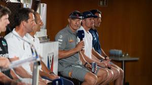 El timonel del Luna Rossa Prada Pirelli, Jimmy Spithill, responde a las preguntas de la rueda de prensa de la Louis Vuitton Cup, con el resto de representantes de los equipos de la Copa América de vela.