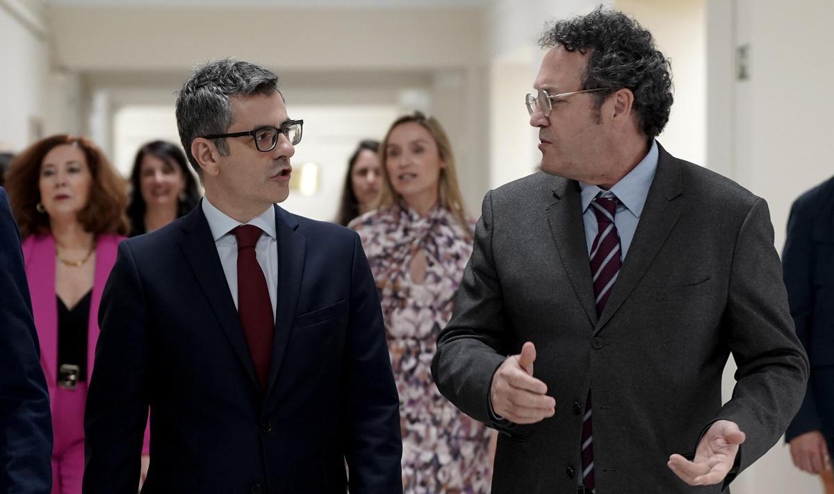 El ministro de Presidencia y Justicia, Félix Bolaños, junto al Fiscal General del Estado, Álvaro García, durante un acto de entrega de despachos.