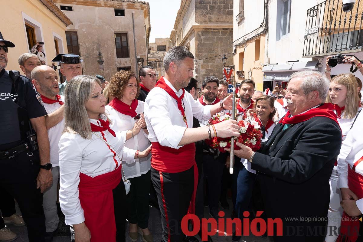 Bandeja de flores y ritual de la bendición del vino en las Fiestas de Caravaca