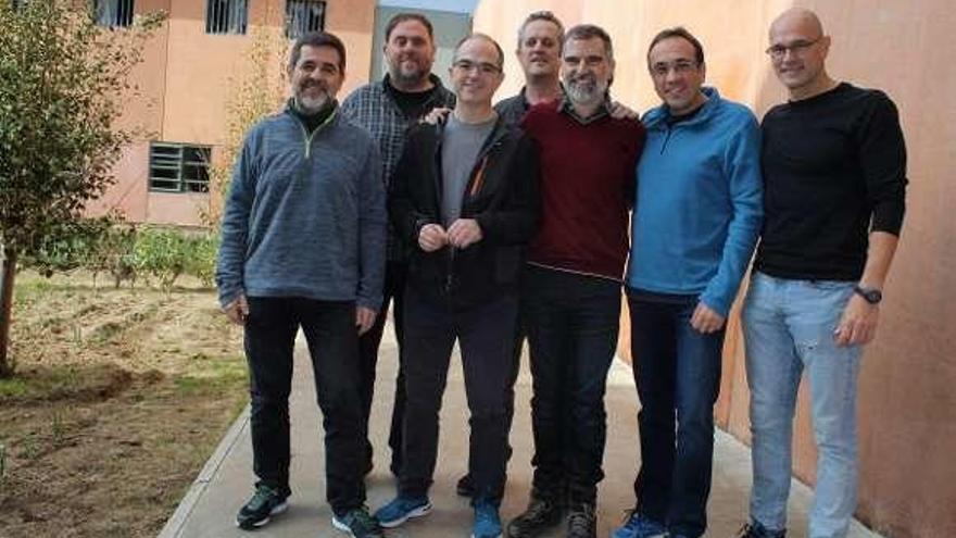 Por la izq., Sànchez, Junqueras, Turull, Forn, Cuixart, Rull y Romeva.