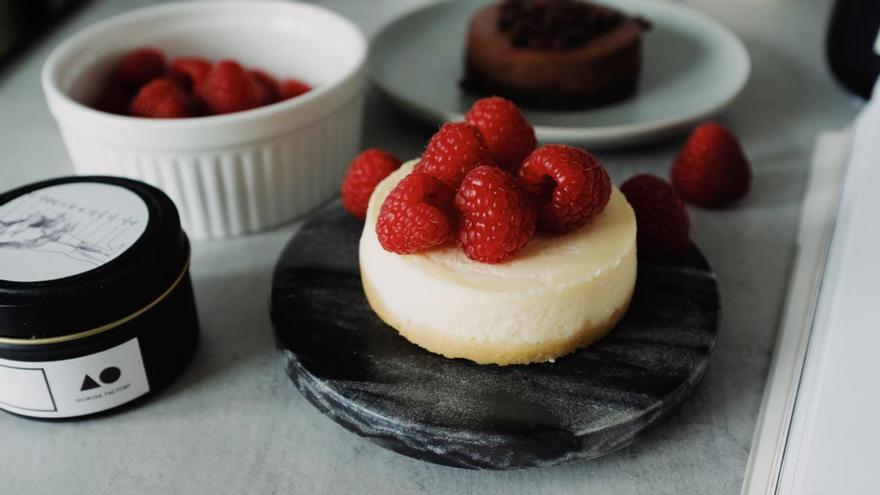 Quita el antojo de dulce con esta mini tarta de queso al microondas