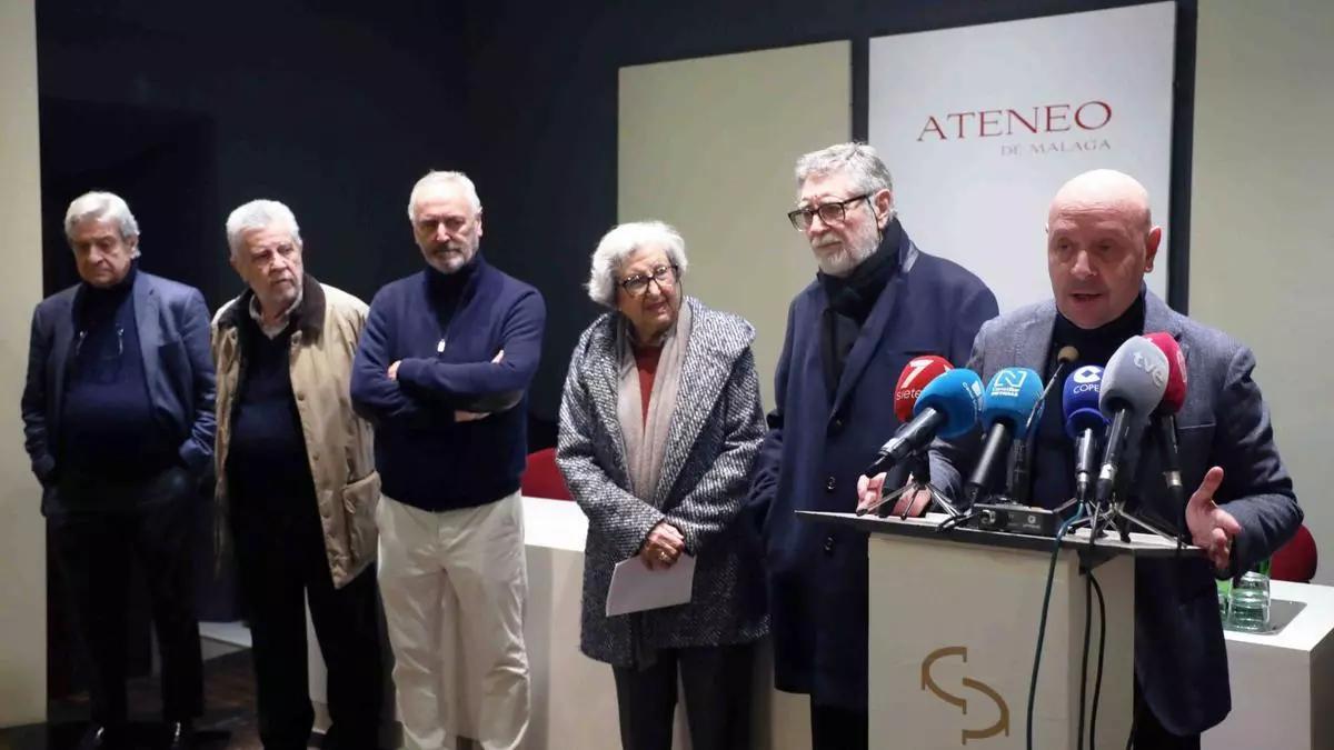 Representantes de la sociedad civil malagueña leen un manifiesto en contra de las esculturas del puerto.