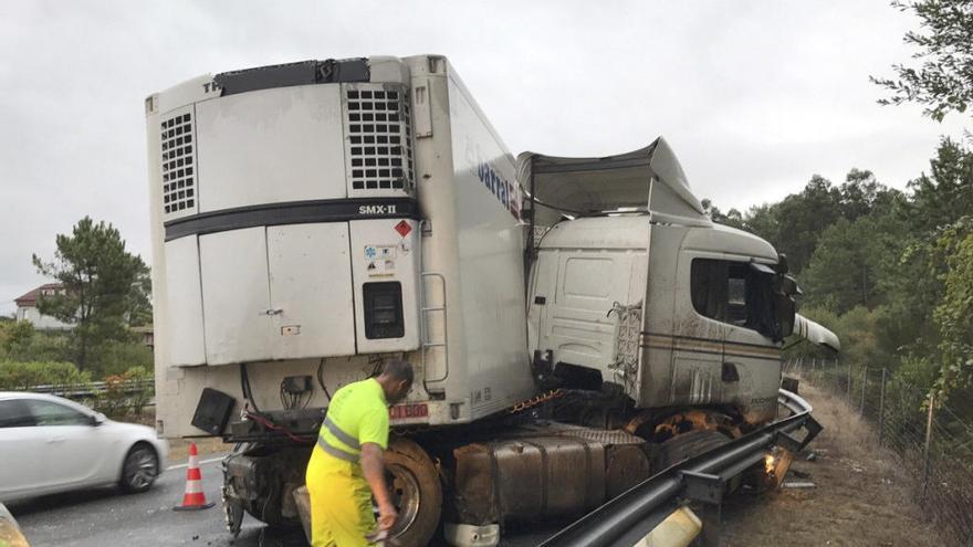 El vehículo siniestrado en la A-52 esta mañana. // EFE