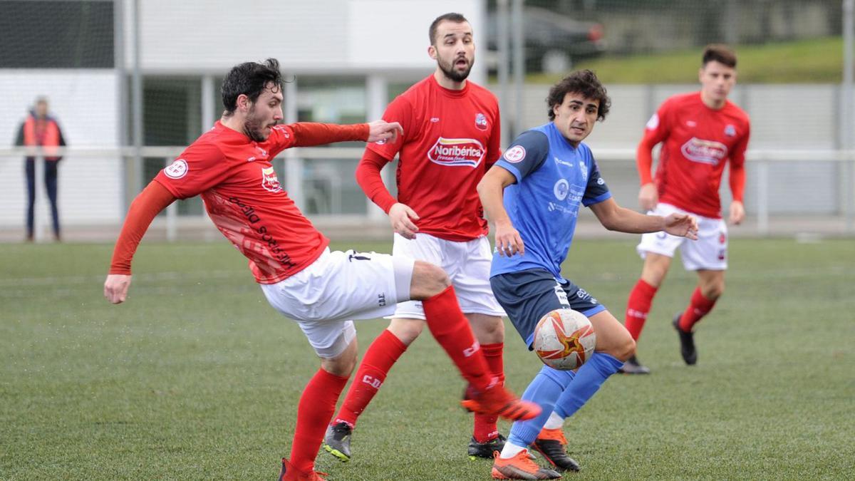 Un lance del Estradense-Ourense CF jugado ayer en el Novo Municipal de A Estrada. |  // BERNABÉ/JAVIER LALÍN