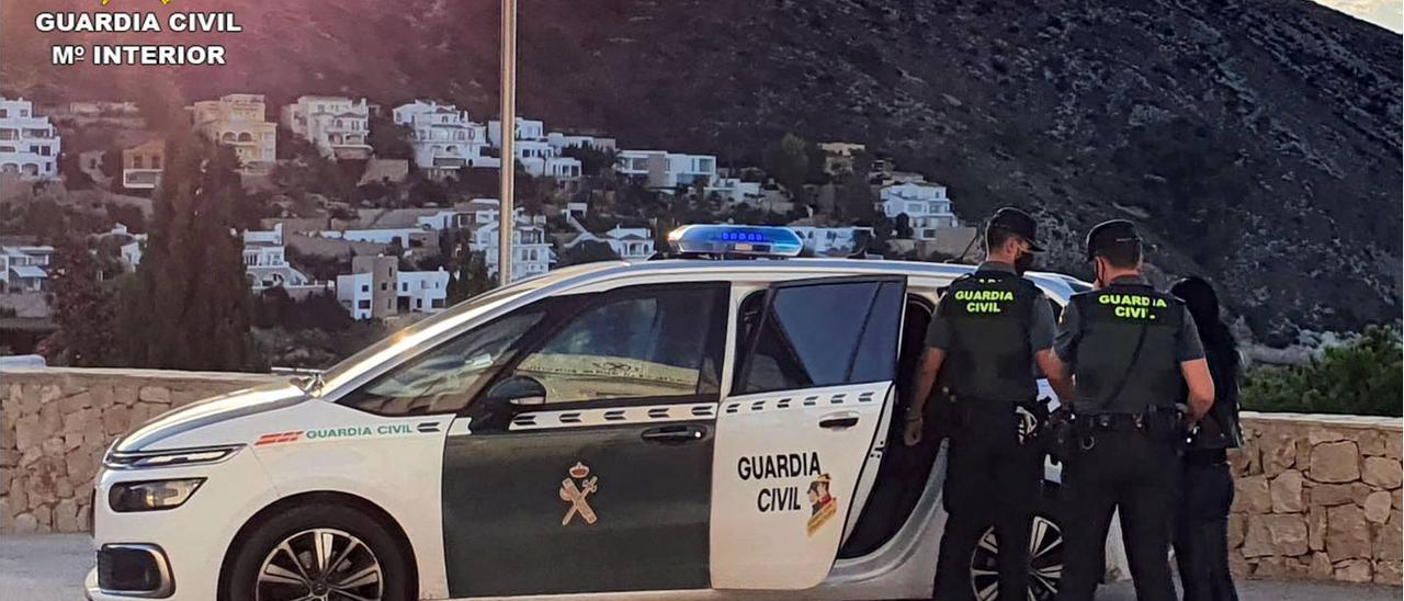 La Guardia Civil con la mujer detenida en Moraira por estos hechos,