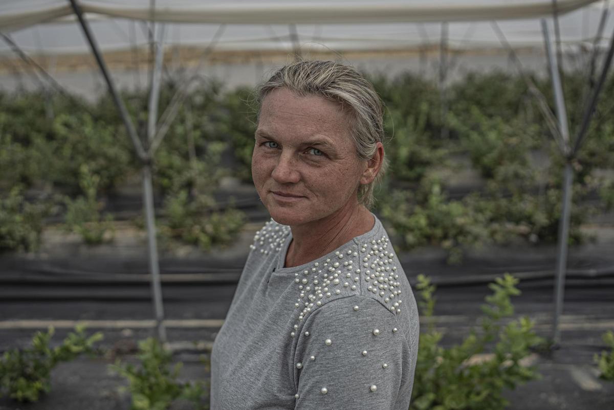 Magdalena es una trabajadora agrícola de origen polaco y esta foto suya forma parte de la exposición del Centro Pignatelli.