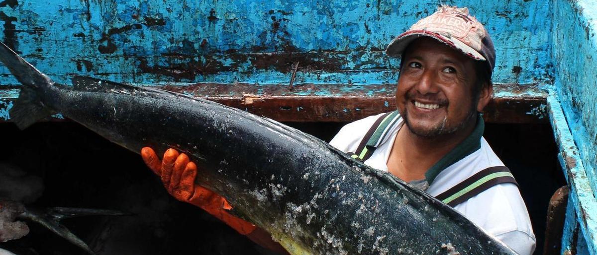 Un pescador peruano muestra uno de los ejemplares capturados por su embarcación.