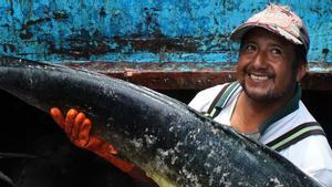 Un pescador peruano muestra uno de los ejemplares capturados por su embarcación.