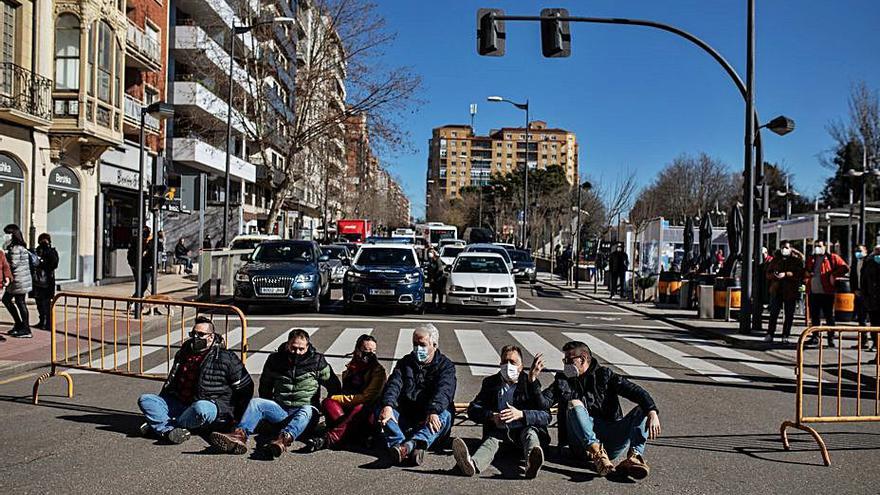 Hosteleros cortan el tráfico, ayer. | Emilio Fraile