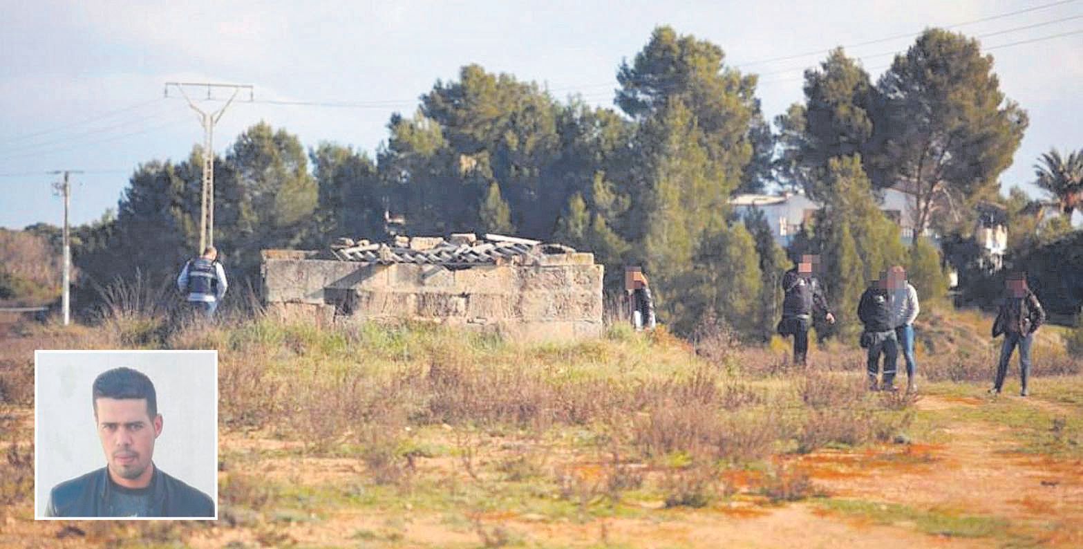 Moustapha el Karchaoui, marroquí residente en sa Pobla, tenía 27 años cuando desapareció, en agosto de 2019. En la foto superior, un equipo de búsqueda rastrea una finca en la zona de Muro en su búsqueda en enero de 2020.