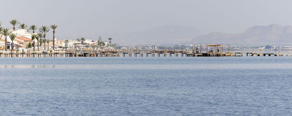 Un informe del Ministerio admite que el Mar Menor muestra signos graduales de recuperación. | IVÁN URQUÍZAR