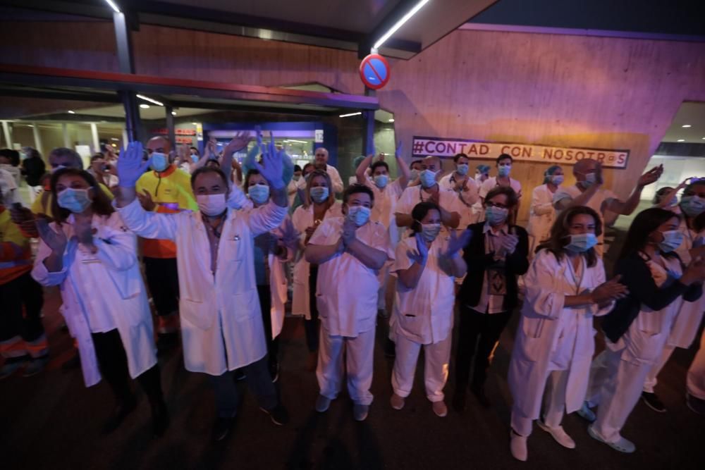 Homenaje de Policía, Guardia Civil y Bomberos al personal sanitario del HUCA