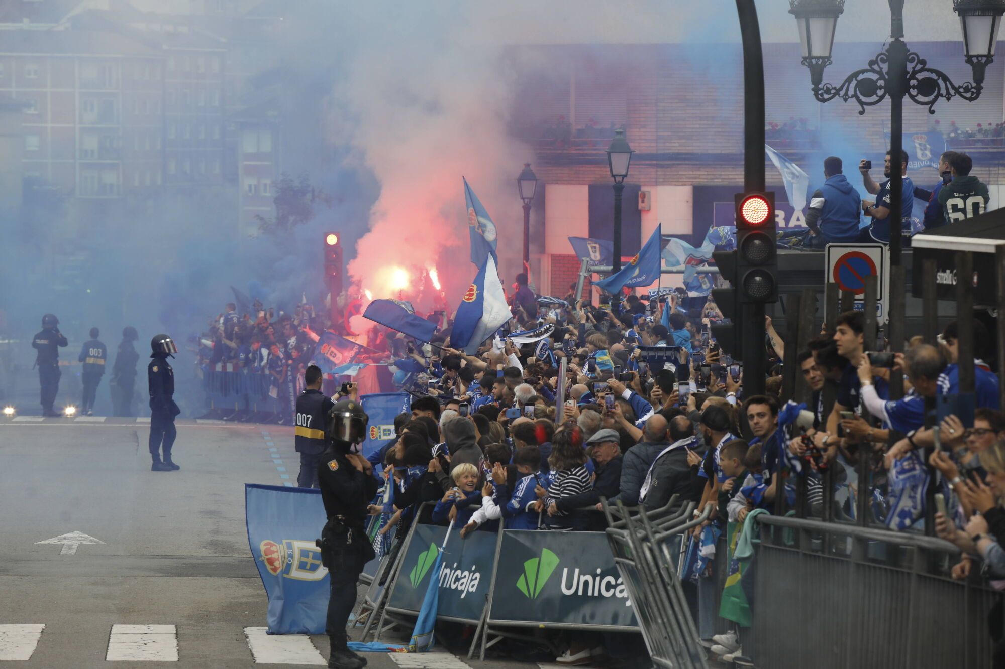 Así fue el recibimiento de la afición al Real Oviedo y toda la previa del último partido de la temporada