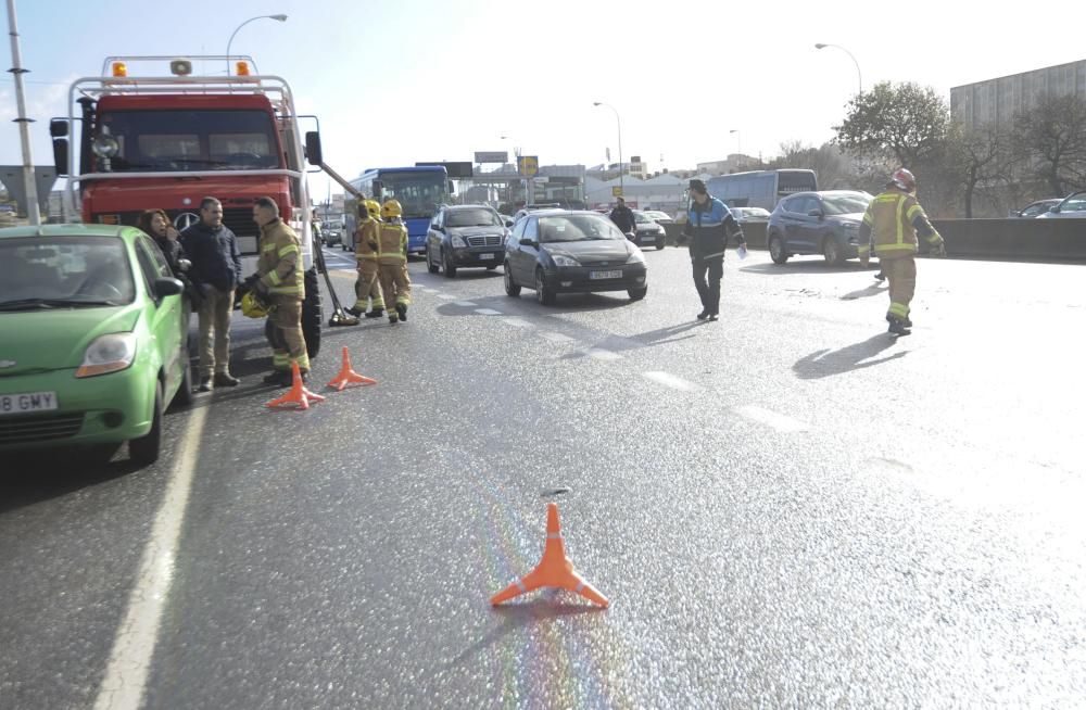 Dos personas han resultado heridas en sendos siniestros con un total de 13 vehículos implicados