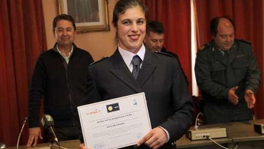 María Antía Rodríguez posa, orgullosa, con su diploma.// Muñiz