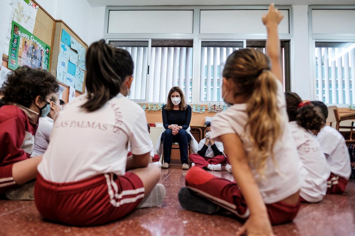 El porcentaje de bajas de profesores en los institutos públicos se ha situado este lunes en torno al 8%, y el de los alumnos entre el 10 y 15%, en el primer día de clase tras el parón navideño en el que se temía un mayor número de ausencias como consecuencia de la alta transmisión de la variante ómicron.