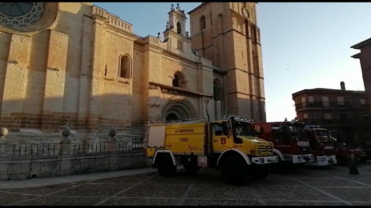 Los vehículos de los bomberos de Toro frente a La Colegiata.