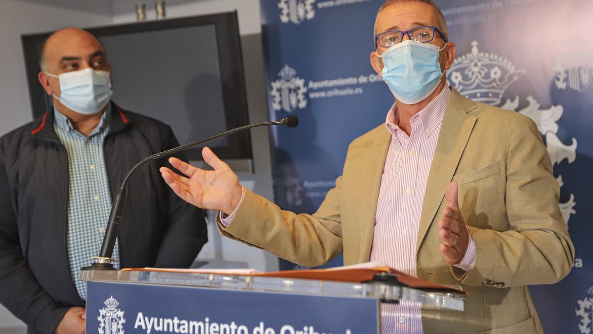 El edil de Sanidad, José Galiano, explica a los medios las medidas restrictivas bajo la atenta mirada del concejal de Emergencias, Víctor Valverde